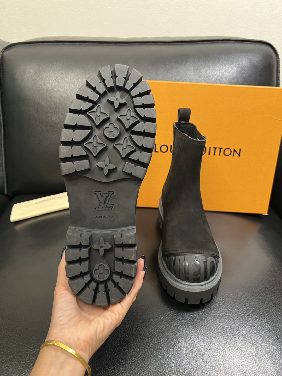 Lv 顶级代购 路易威登，高帮靴子专柜同步，鞋面意大利进口，高品质拼接缤纷色彩复杂工艺品，进口水染牛里 