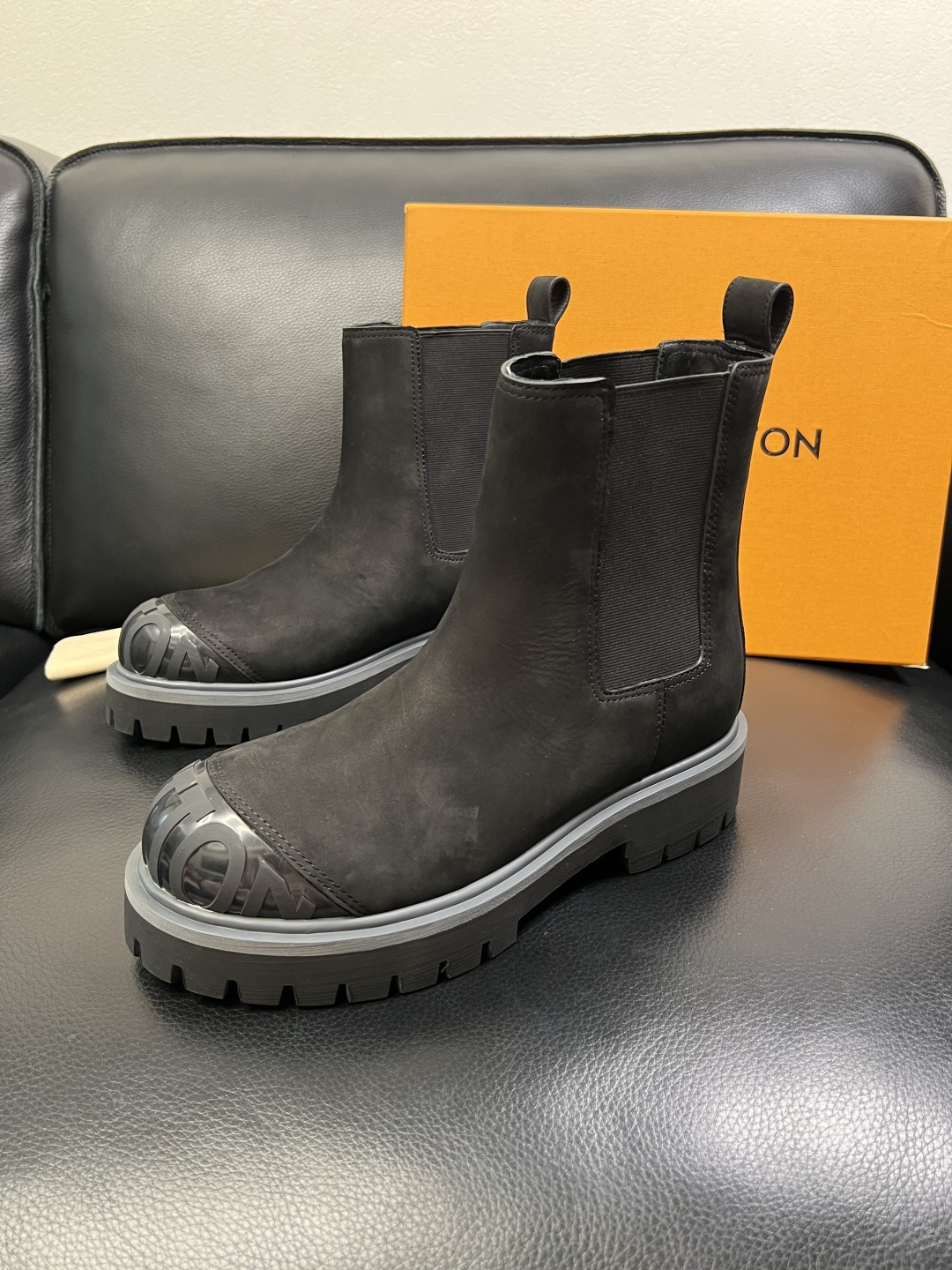 Lv 顶级代购 路易威登，高帮靴子专柜同步，鞋面意大利进口，高品质拼接缤纷色彩复杂工艺品，进口水染牛里 