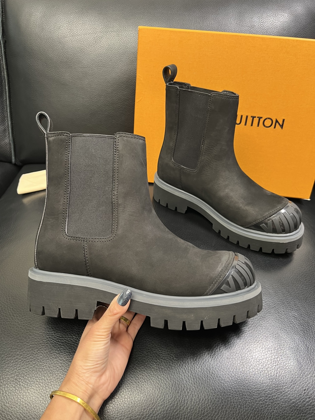 Lv 顶级代购 路易威登，高帮靴子专柜同步，鞋面意大利进口，高品质拼接缤纷色彩复杂工艺品，进口水染牛里 