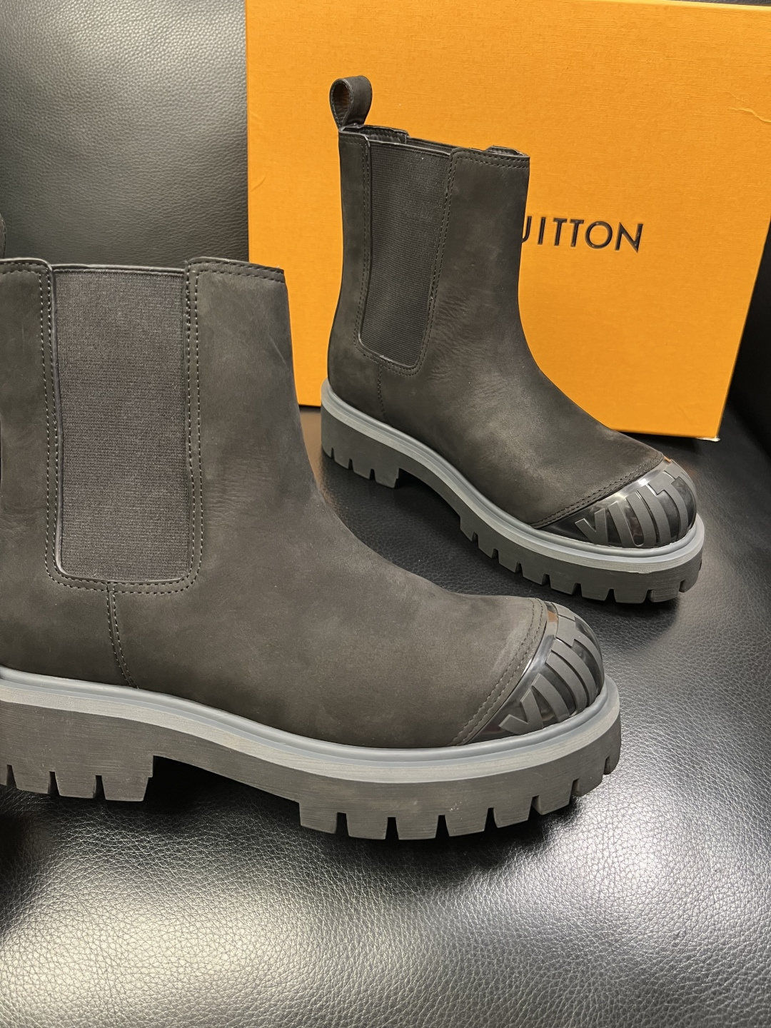 Lv 顶级代购 路易威登，高帮靴子专柜同步，鞋面意大利进口，高品质拼接缤纷色彩复杂工艺品，进口水染牛里 
