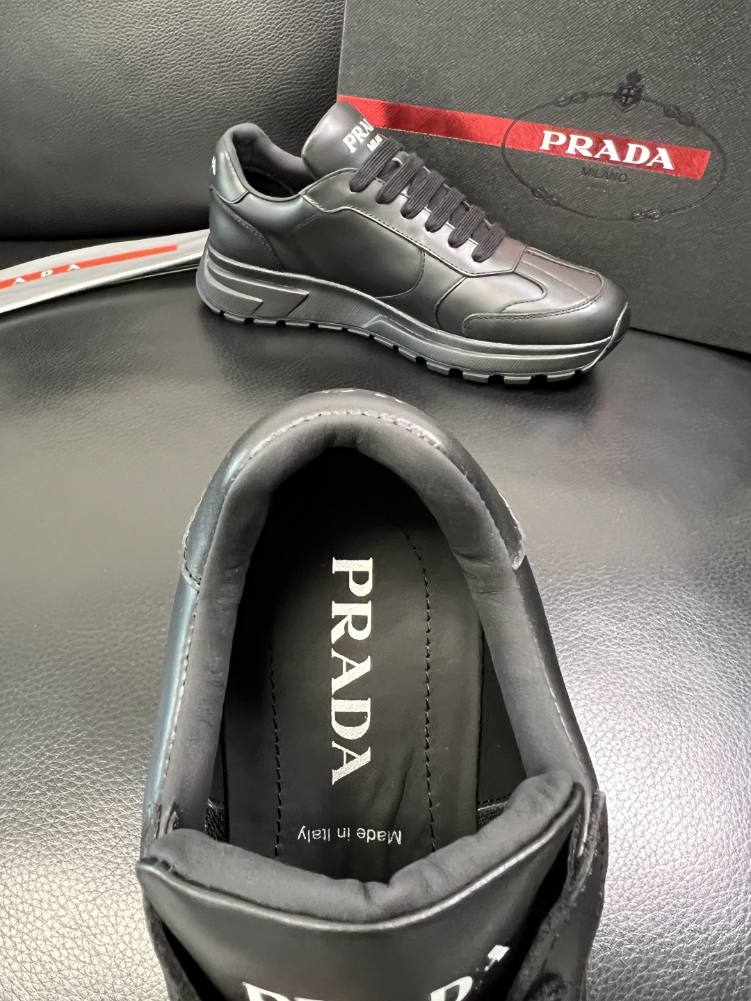 Prada 顶级工艺品，普拉达 专柜同步，原厂配置意大利进口牛皮面料，进口牛皮内里垫，透气舒适，鞋底：原