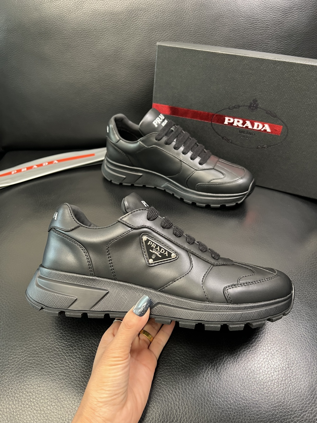 Prada 顶级工艺品，普拉达 专柜同步，原厂配置意大利进口牛皮面料，进口牛皮内里垫，透气舒适，鞋底：原