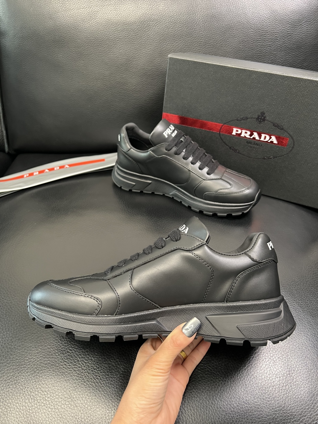 Prada 顶级工艺品，普拉达 专柜同步，原厂配置意大利进口牛皮面料，进口牛皮内里垫，透气舒适，鞋底：原