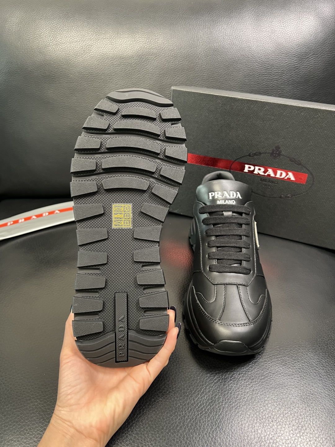 Prada 顶级工艺品，普拉达 专柜同步，原厂配置意大利进口牛皮面料，进口牛皮内里垫，透气舒适，鞋底：原