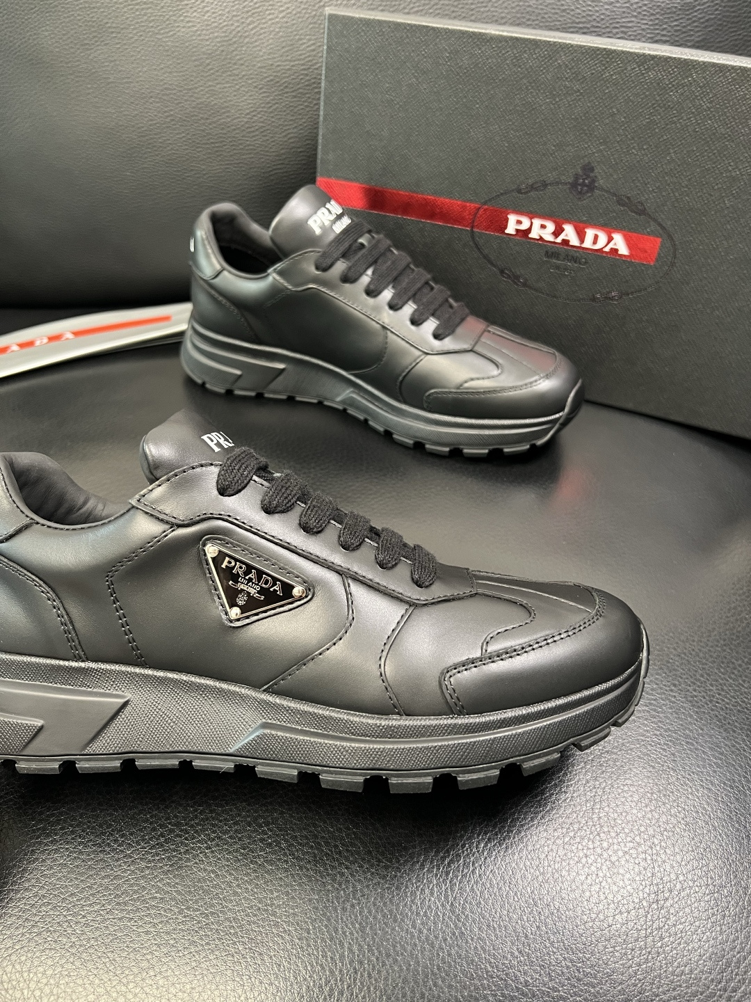 Prada 顶级工艺品，普拉达 专柜同步，原厂配置意大利进口牛皮面料，进口牛皮内里垫，透气舒适，鞋底：原