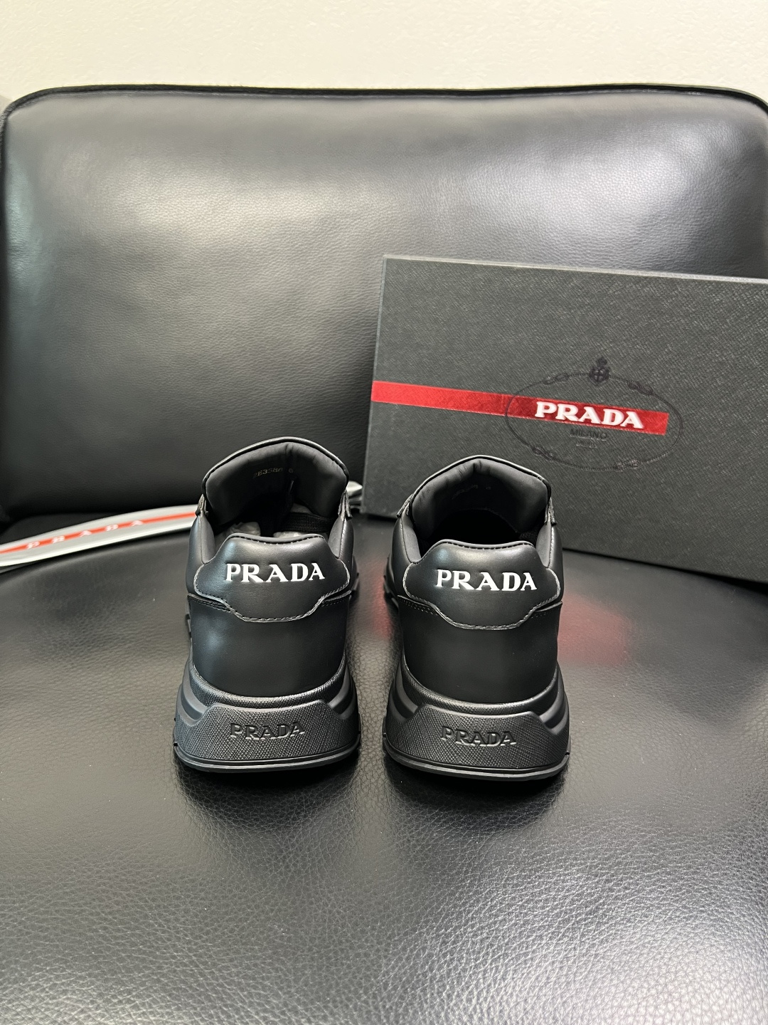 Prada 顶级工艺品，普拉达 专柜同步，原厂配置意大利进口牛皮面料，进口牛皮内里垫，透气舒适，鞋底：原