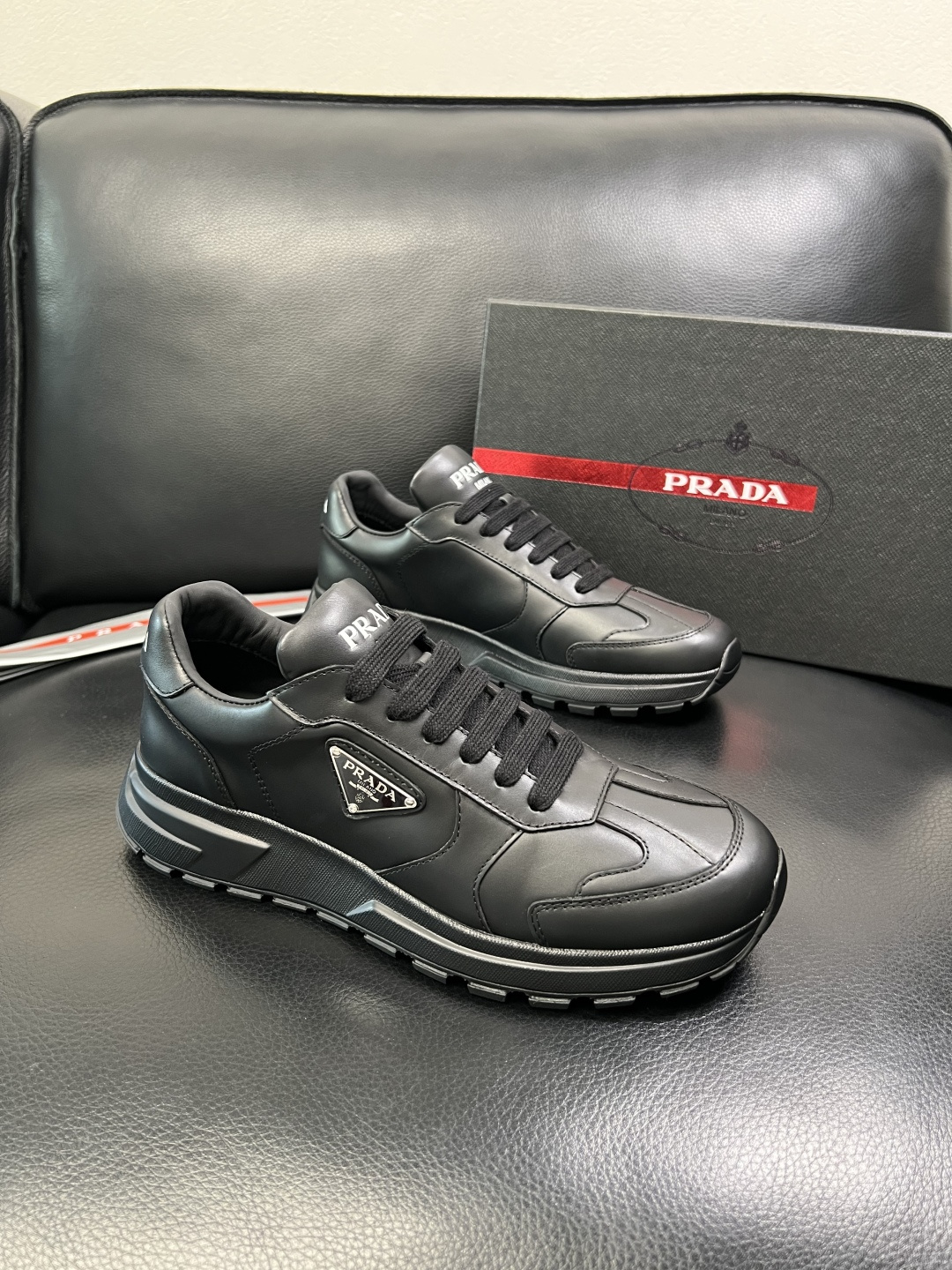 Prada 顶级工艺品，普拉达 专柜同步，原厂配置意大利进口牛皮面料，进口牛皮内里垫，透气舒适，鞋底：原