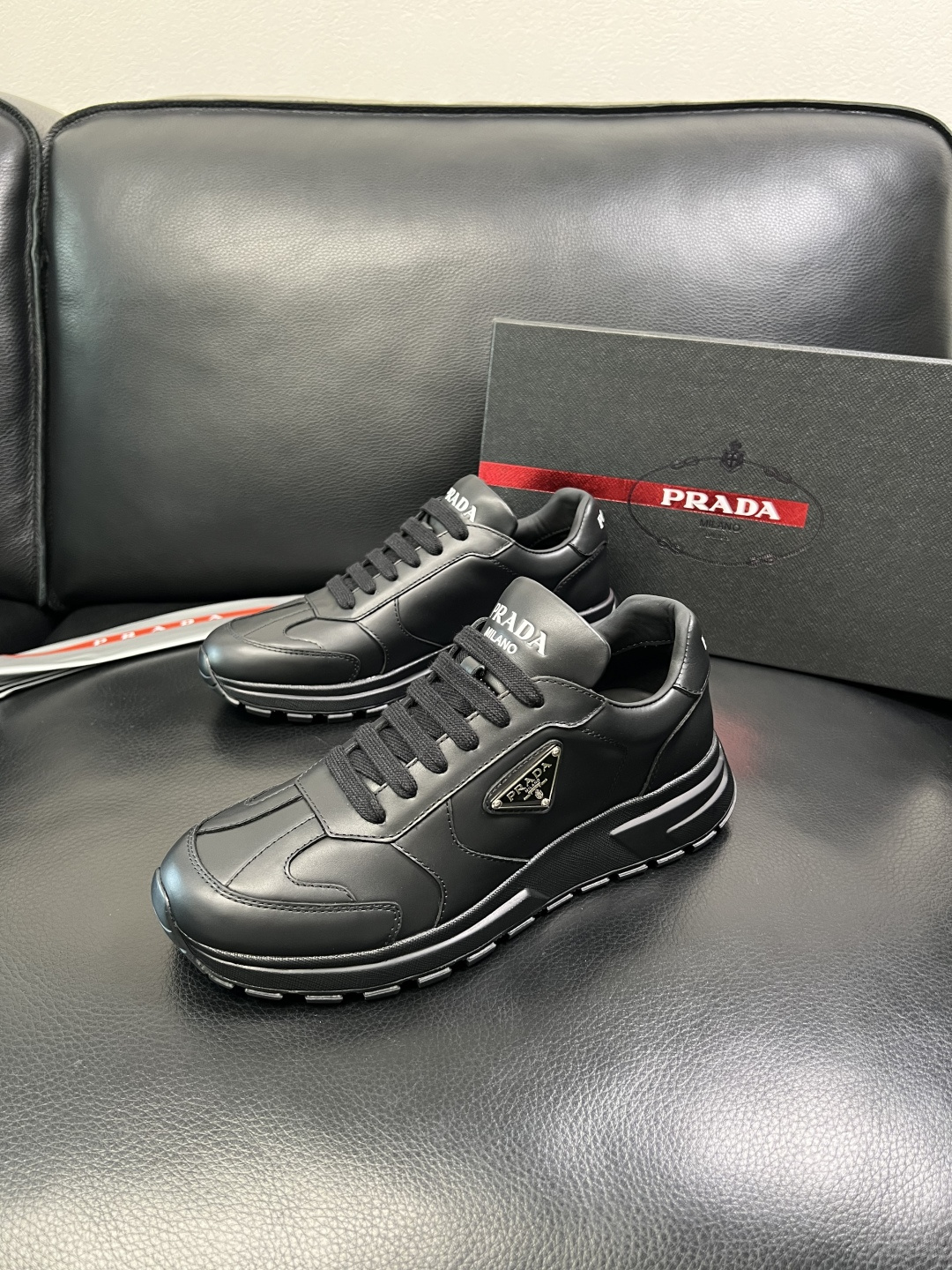 Prada 顶级工艺品，普拉达 专柜同步，原厂配置意大利进口牛皮面料，进口牛皮内里垫，透气舒适，鞋底：原