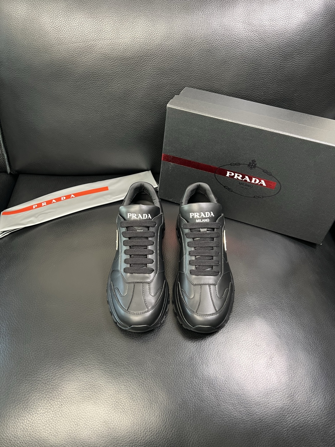 Prada 顶级工艺品，普拉达 专柜同步，原厂配置意大利进口牛皮面料，进口牛皮内里垫，透气舒适，鞋底：原