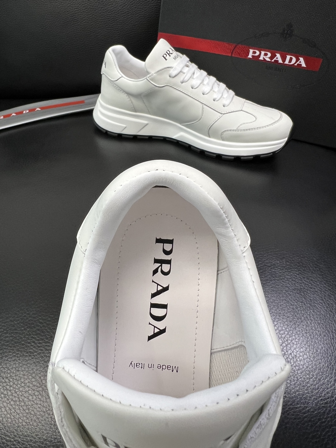 Prada 顶级工艺品，普拉达 专柜同步，原厂配置意大利进口牛皮面料，进口牛皮内里垫，透气舒适，鞋底：原