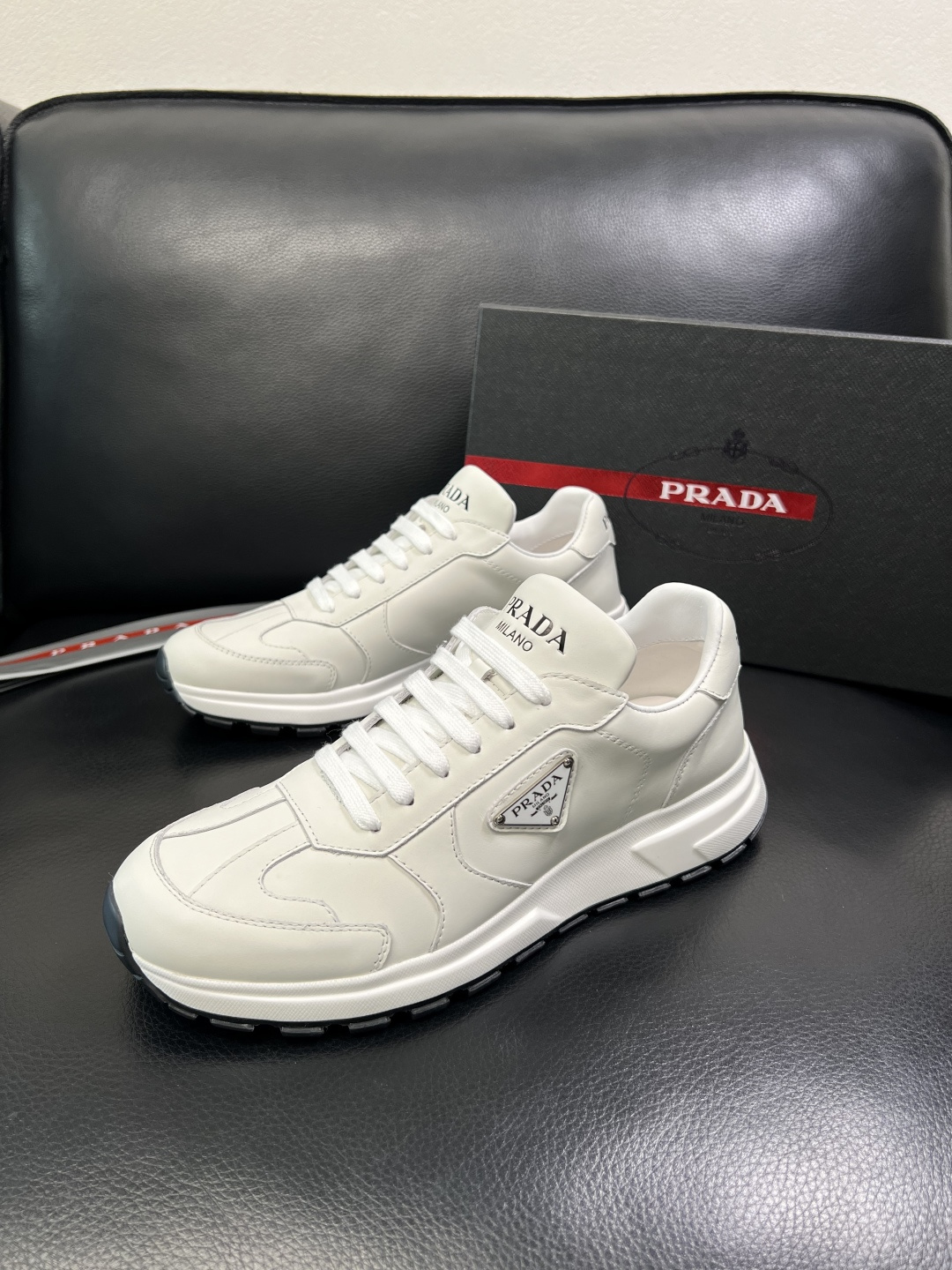 Prada 顶级工艺品，普拉达 专柜同步，原厂配置意大利进口牛皮面料，进口牛皮内里垫，透气舒适，鞋底：原