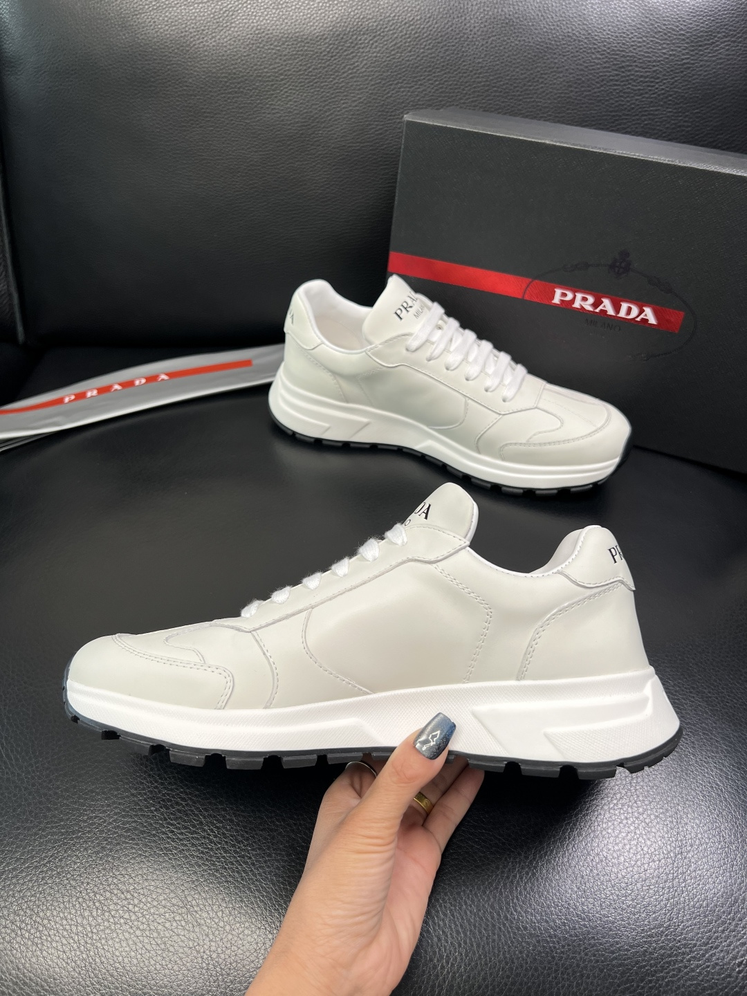 Prada 顶级工艺品，普拉达 专柜同步，原厂配置意大利进口牛皮面料，进口牛皮内里垫，透气舒适，鞋底：原