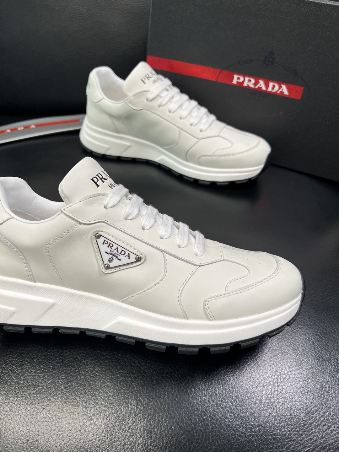 Prada 顶级工艺品，普拉达 专柜同步，原厂配置意大利进口牛皮面料，进口牛皮内里垫，透气舒适，鞋底：原