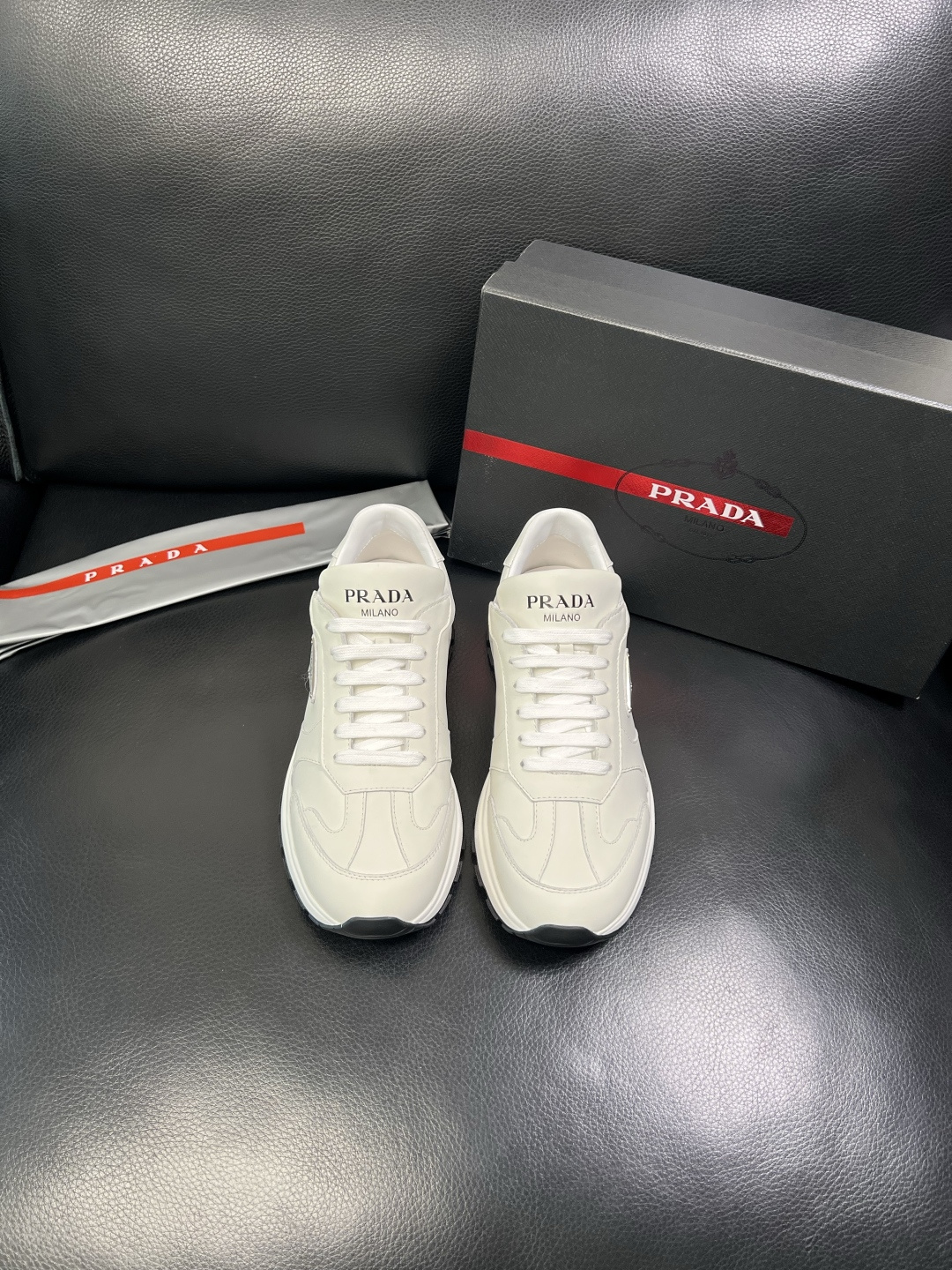 Prada 顶级工艺品，普拉达 专柜同步，原厂配置意大利进口牛皮面料，进口牛皮内里垫，透气舒适，鞋底：原