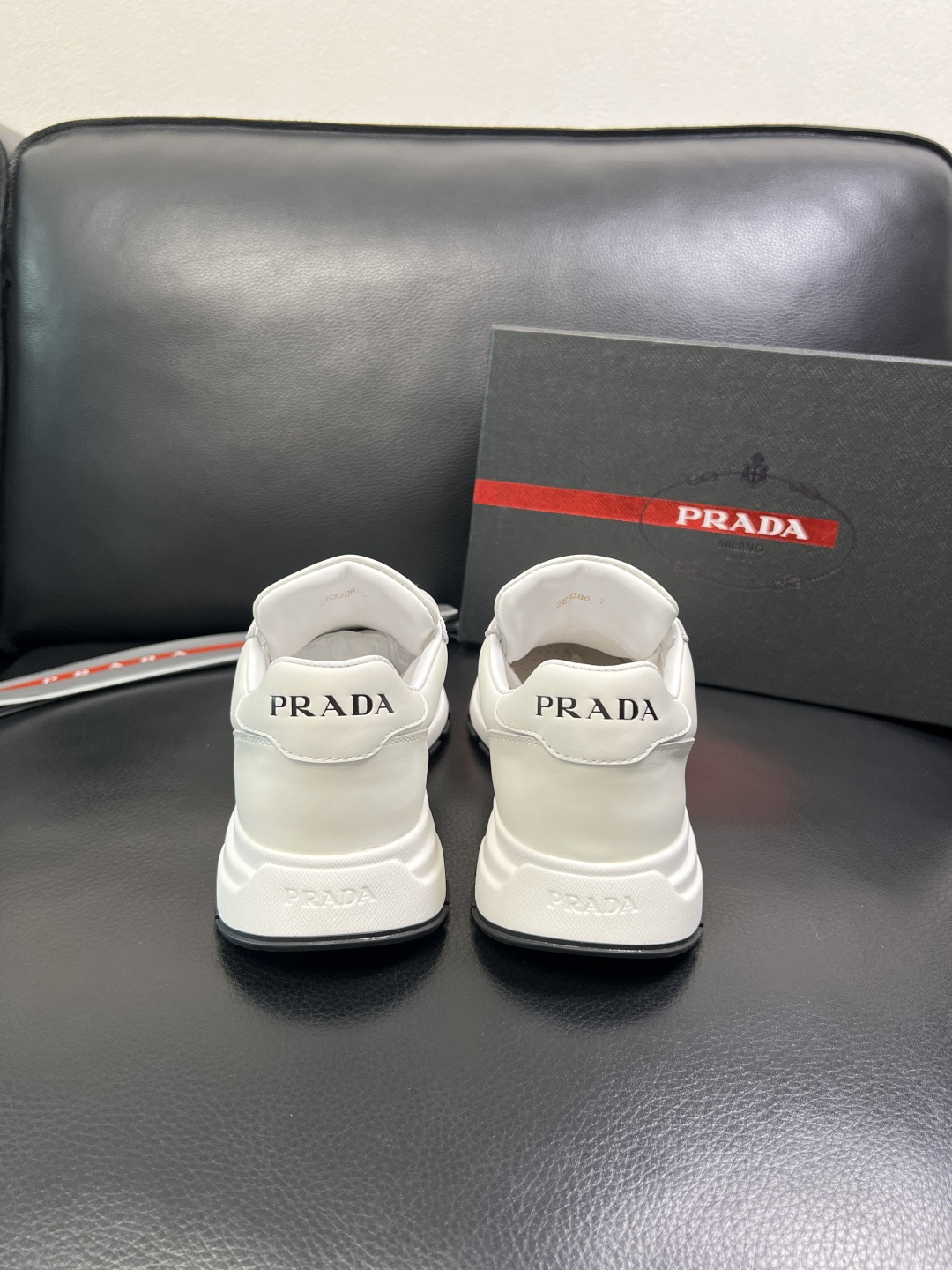 Prada 顶级工艺品，普拉达 专柜同步，原厂配置意大利进口牛皮面料，进口牛皮内里垫，透气舒适，鞋底：原