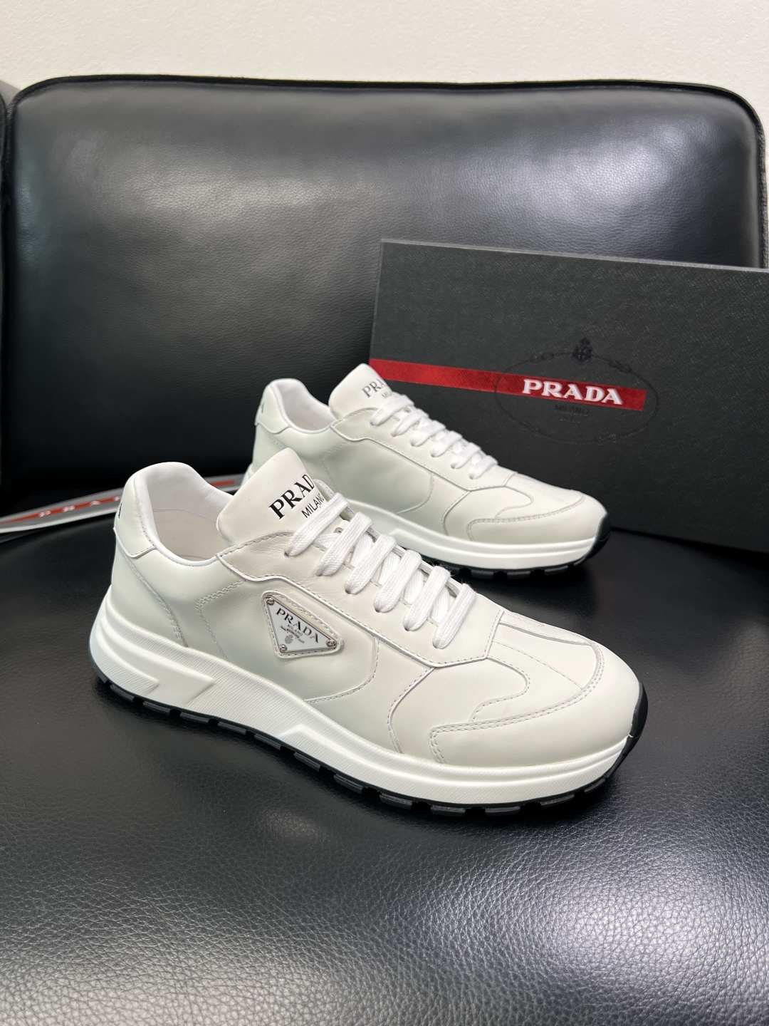 Prada 顶级工艺品，普拉达 专柜同步，原厂配置意大利进口牛皮面料，进口牛皮内里垫，透气舒适，鞋底：原