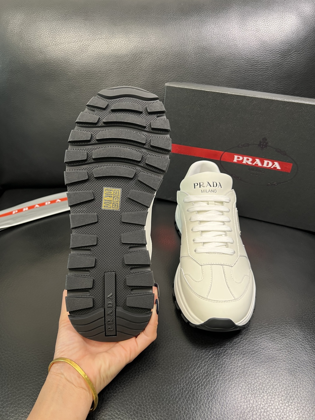 Prada 顶级工艺品，普拉达 专柜同步，原厂配置意大利进口牛皮面料，进口牛皮内里垫，透气舒适，鞋底：原