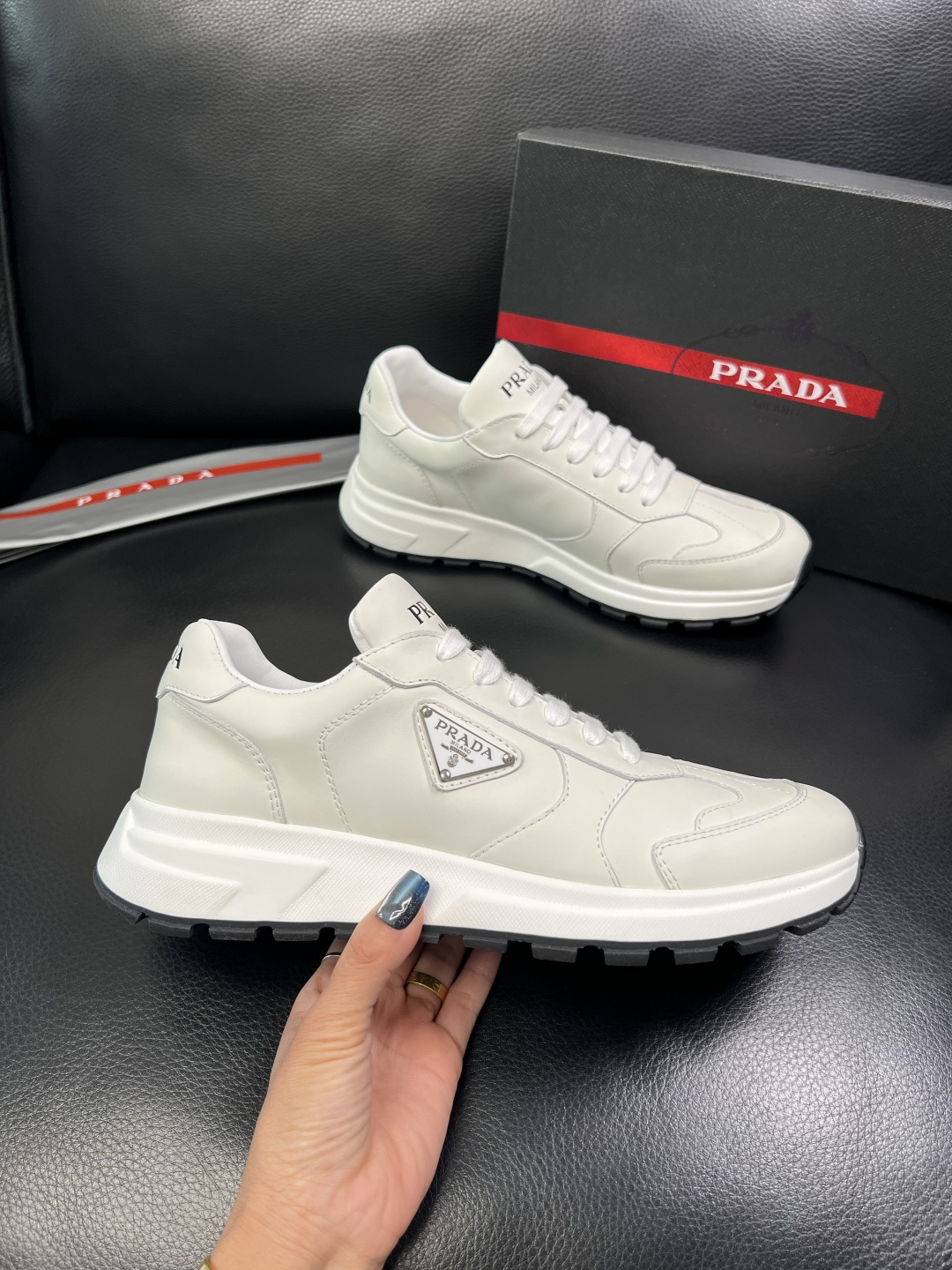 Prada 顶级工艺品，普拉达 专柜同步，原厂配置意大利进口牛皮面料，进口牛皮内里垫，透气舒适，鞋底：原