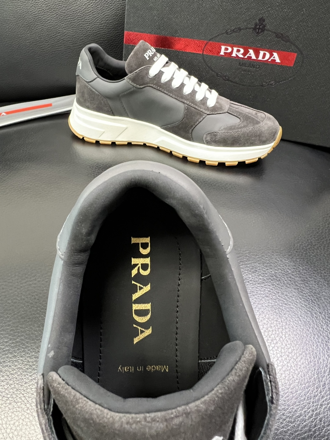 Prada 顶级工艺品，普拉达 专柜同步，原厂配置意大利进口牛皮面料，进口牛皮内里垫，透气舒适，鞋底：原