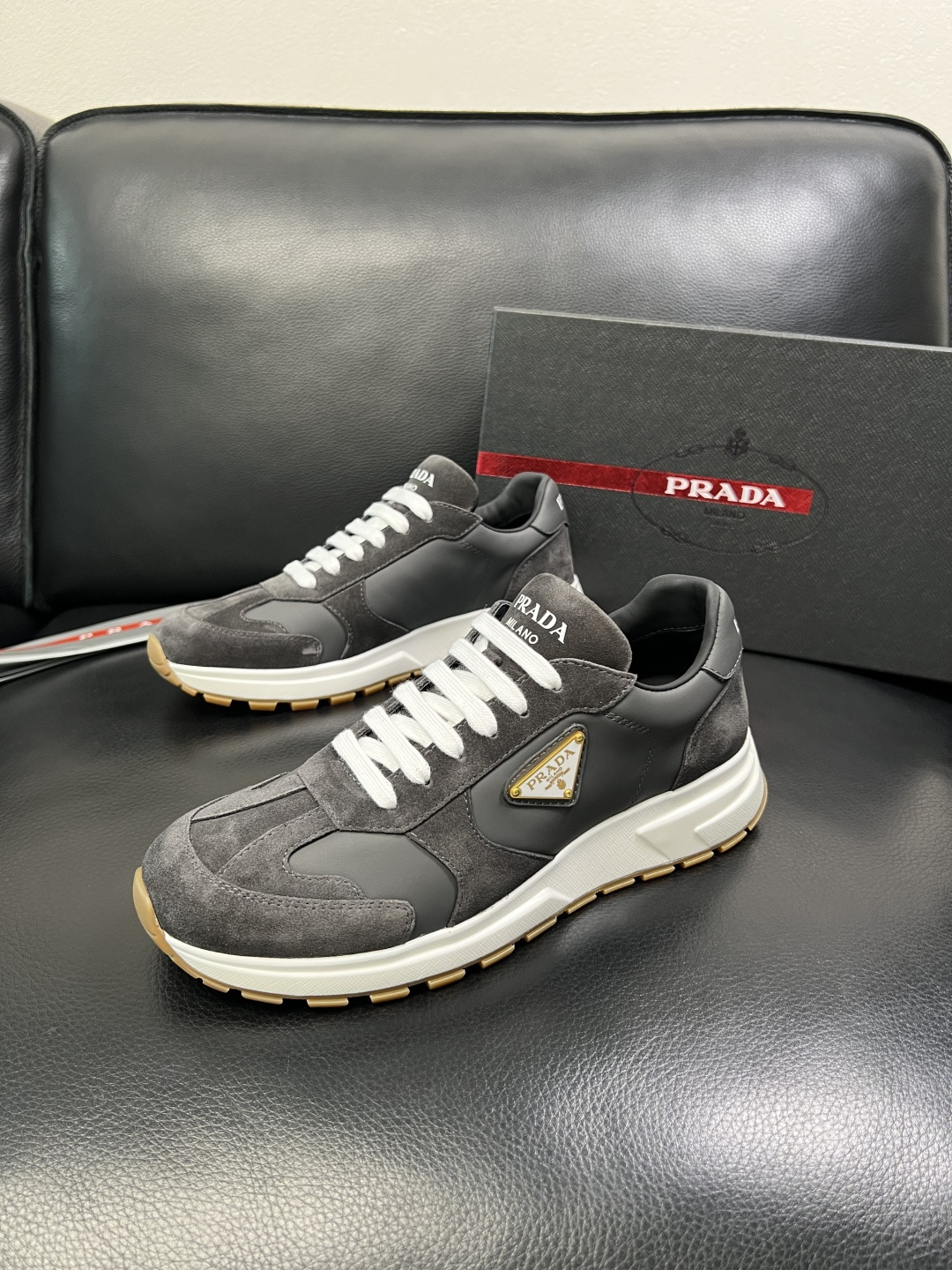 Prada 顶级工艺品，普拉达 专柜同步，原厂配置意大利进口牛皮面料，进口牛皮内里垫，透气舒适，鞋底：原