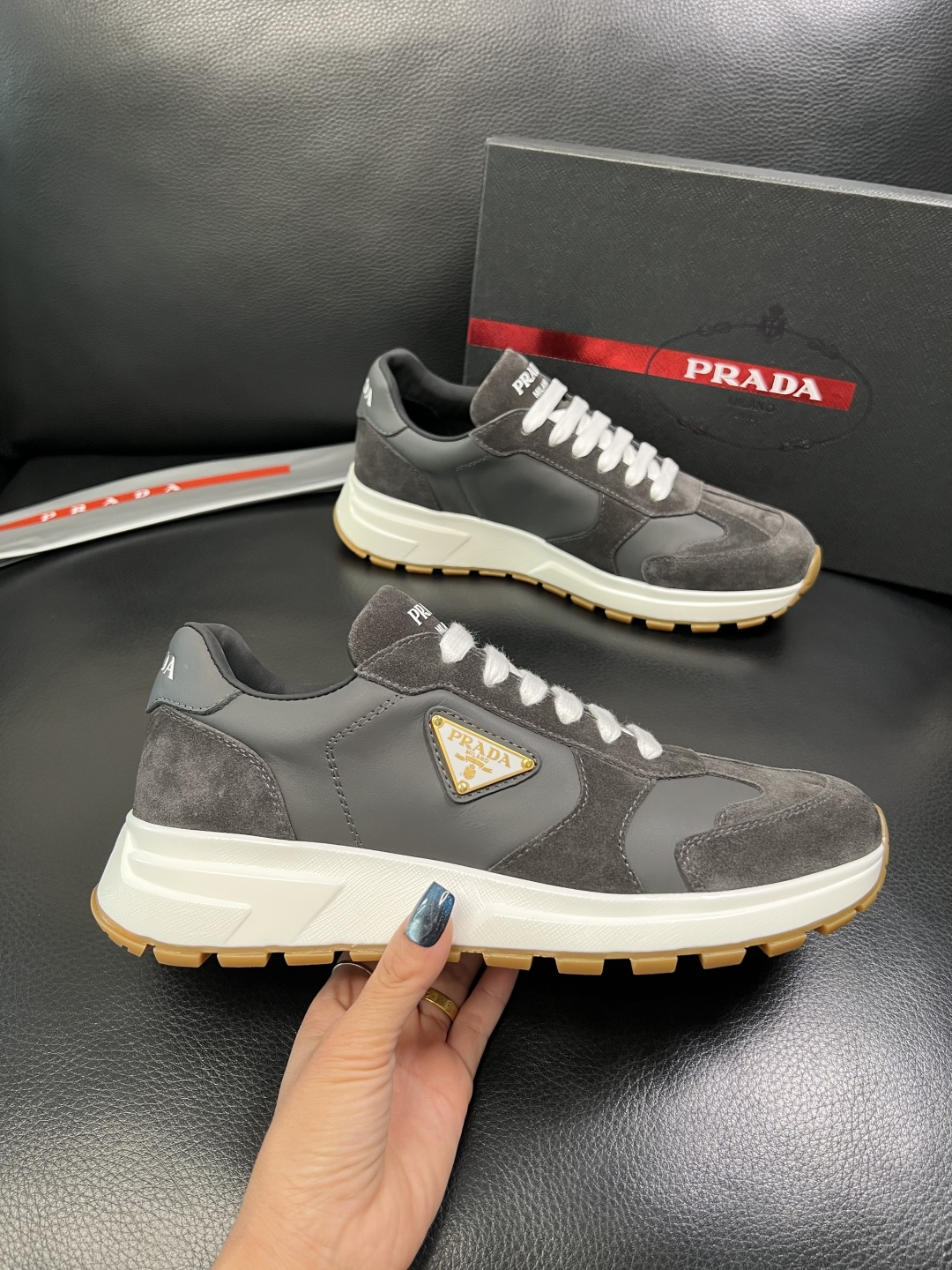 Prada 顶级工艺品，普拉达 专柜同步，原厂配置意大利进口牛皮面料，进口牛皮内里垫，透气舒适，鞋底：原