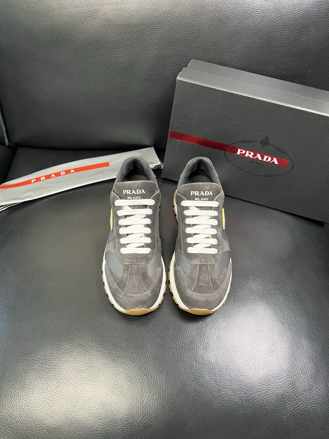 Prada 顶级工艺品，普拉达 专柜同步，原厂配置意大利进口牛皮面料，进口牛皮内里垫，透气舒适，鞋底：原