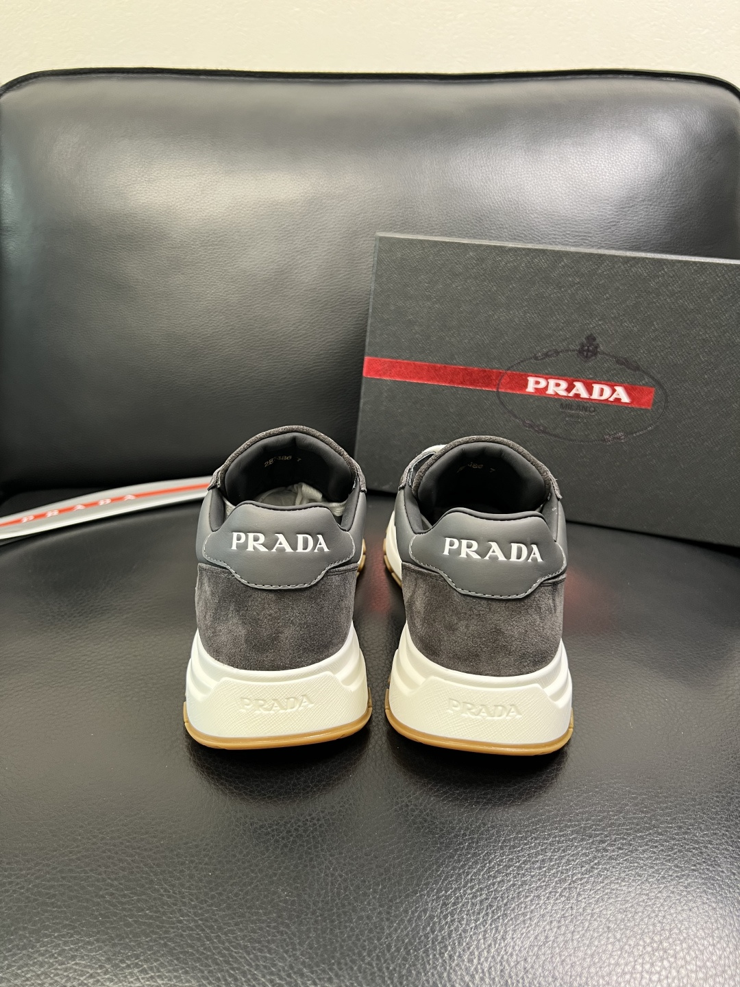 Prada 顶级工艺品，普拉达 专柜同步，原厂配置意大利进口牛皮面料，进口牛皮内里垫，透气舒适，鞋底：原