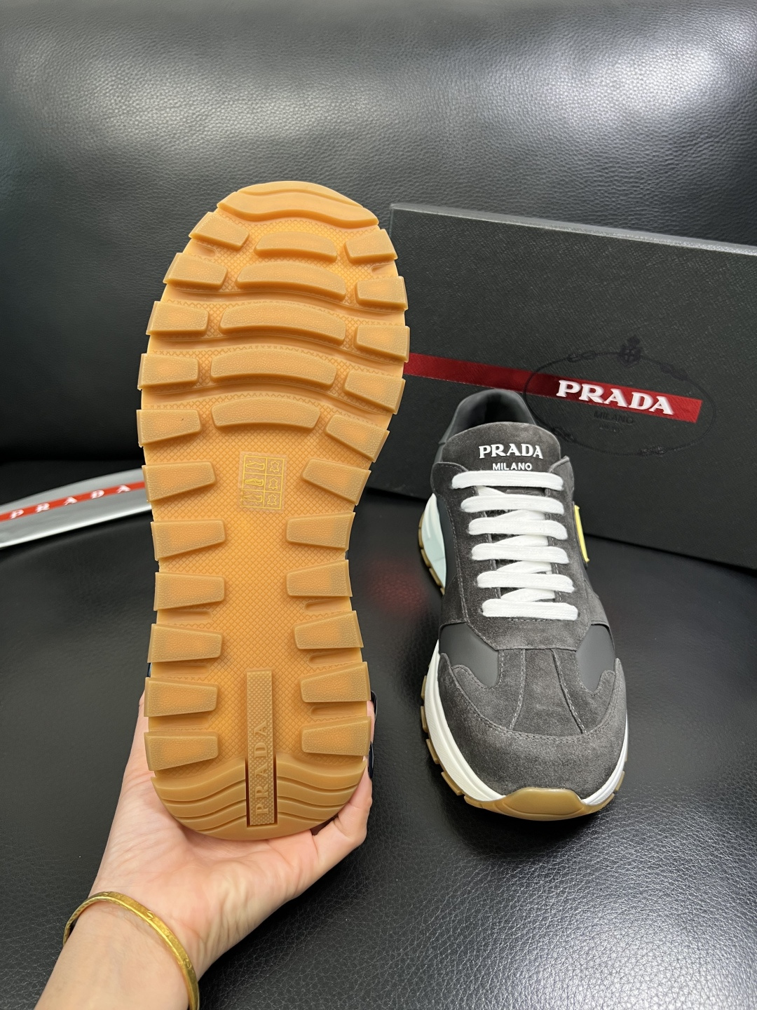 Prada 顶级工艺品，普拉达 专柜同步，原厂配置意大利进口牛皮面料，进口牛皮内里垫，透气舒适，鞋底：原