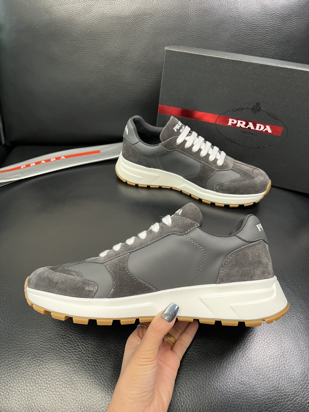 Prada 顶级工艺品，普拉达 专柜同步，原厂配置意大利进口牛皮面料，进口牛皮内里垫，透气舒适，鞋底：原