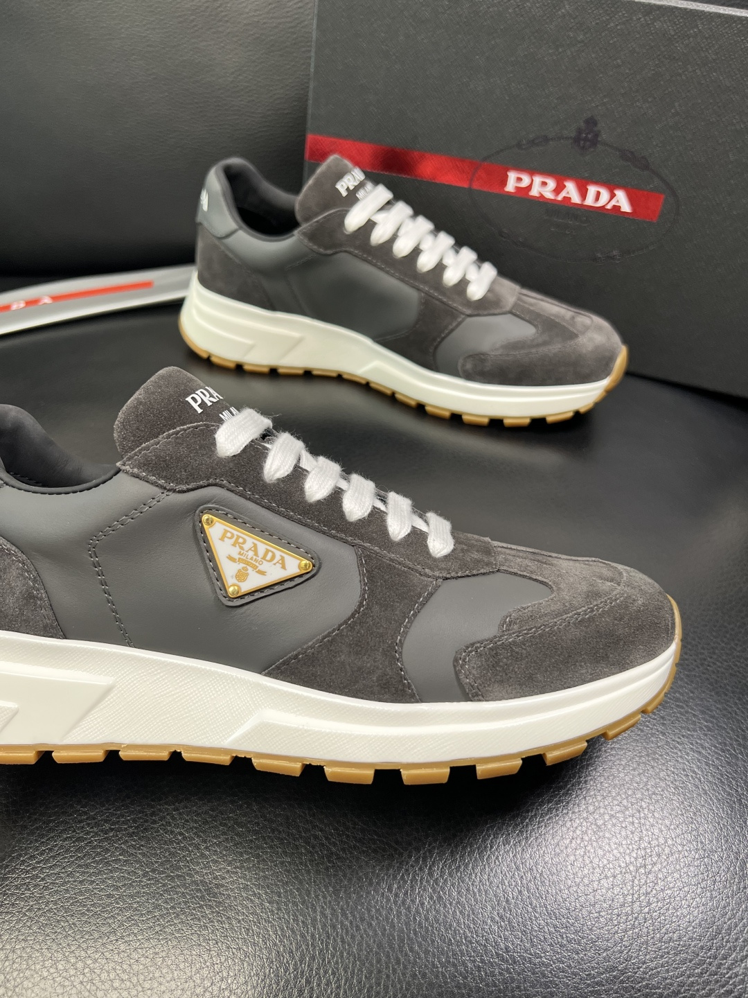 Prada 顶级工艺品，普拉达 专柜同步，原厂配置意大利进口牛皮面料，进口牛皮内里垫，透气舒适，鞋底：原