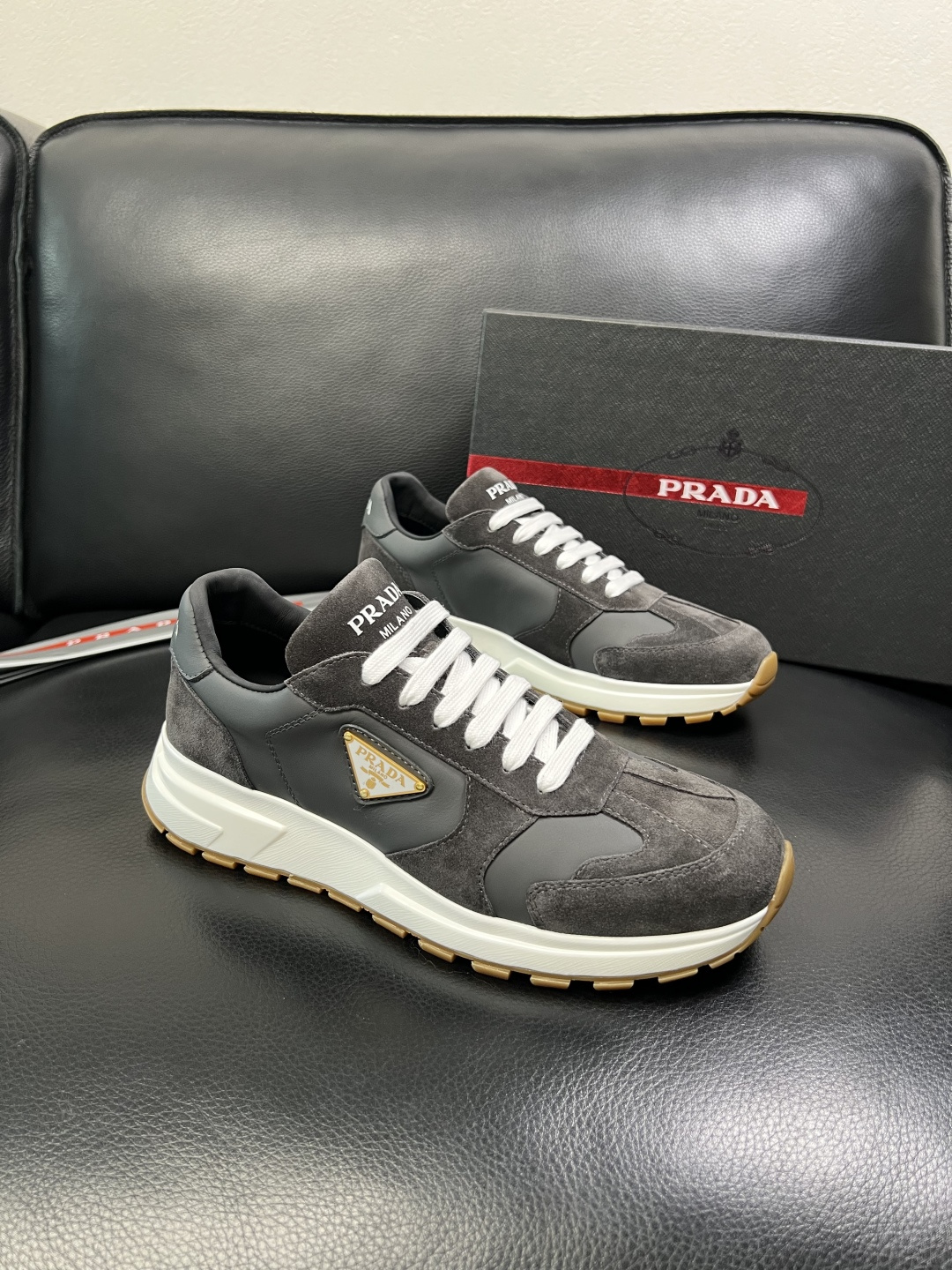 Prada 顶级工艺品，普拉达 专柜同步，原厂配置意大利进口牛皮面料，进口牛皮内里垫，透气舒适，鞋底：原