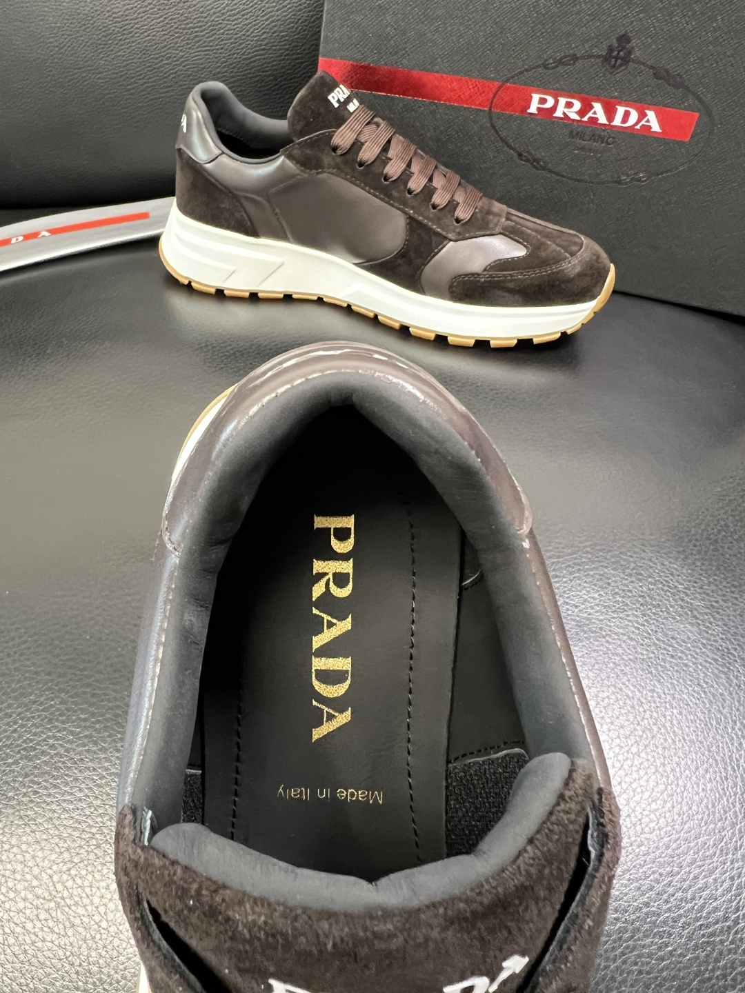 Prada 顶级工艺品，普拉达 专柜同步，原厂配置意大利进口牛皮面料，进口牛皮内里垫，透气舒适，鞋底：原