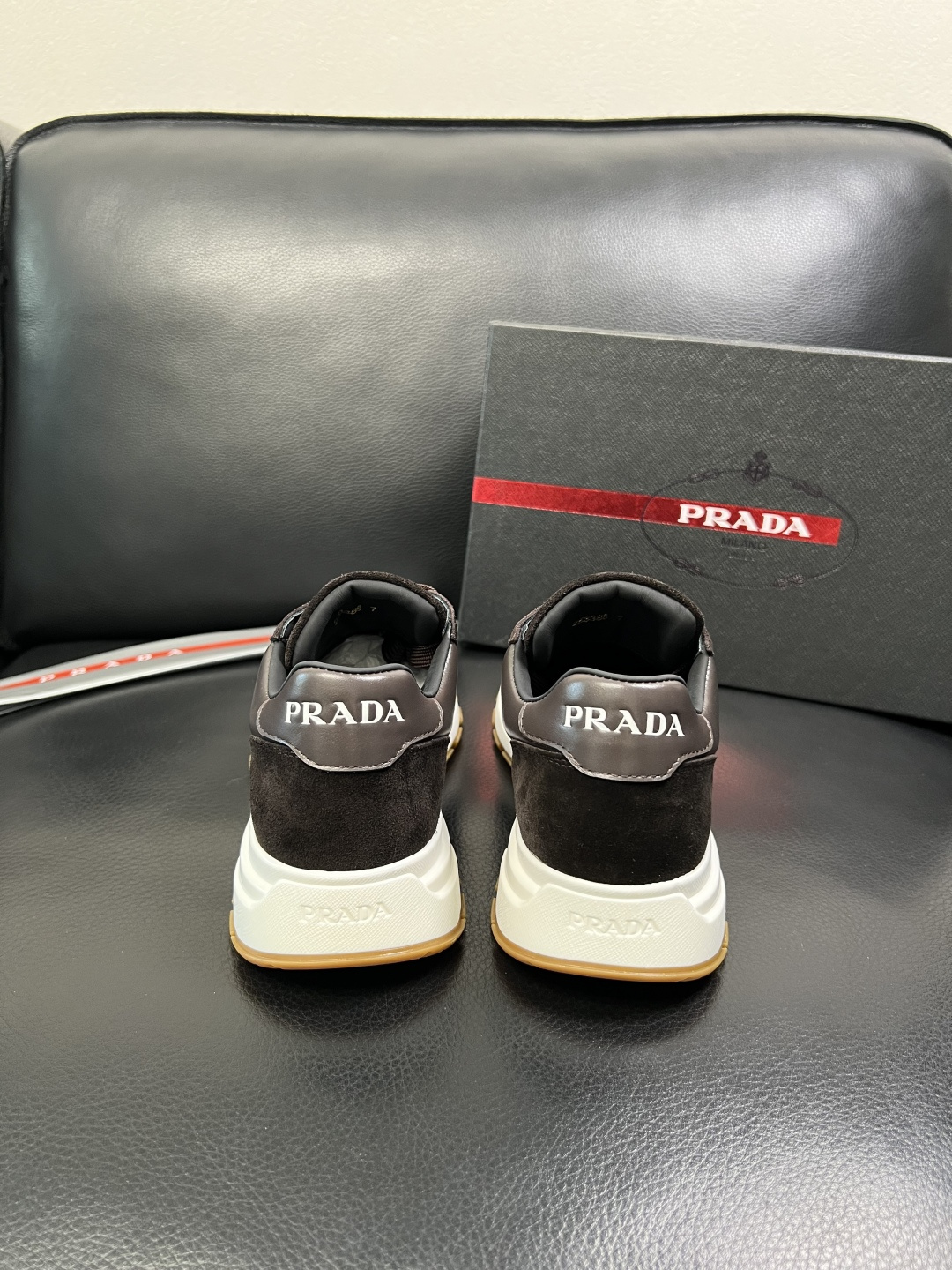 Prada 顶级工艺品，普拉达 专柜同步，原厂配置意大利进口牛皮面料，进口牛皮内里垫，透气舒适，鞋底：原