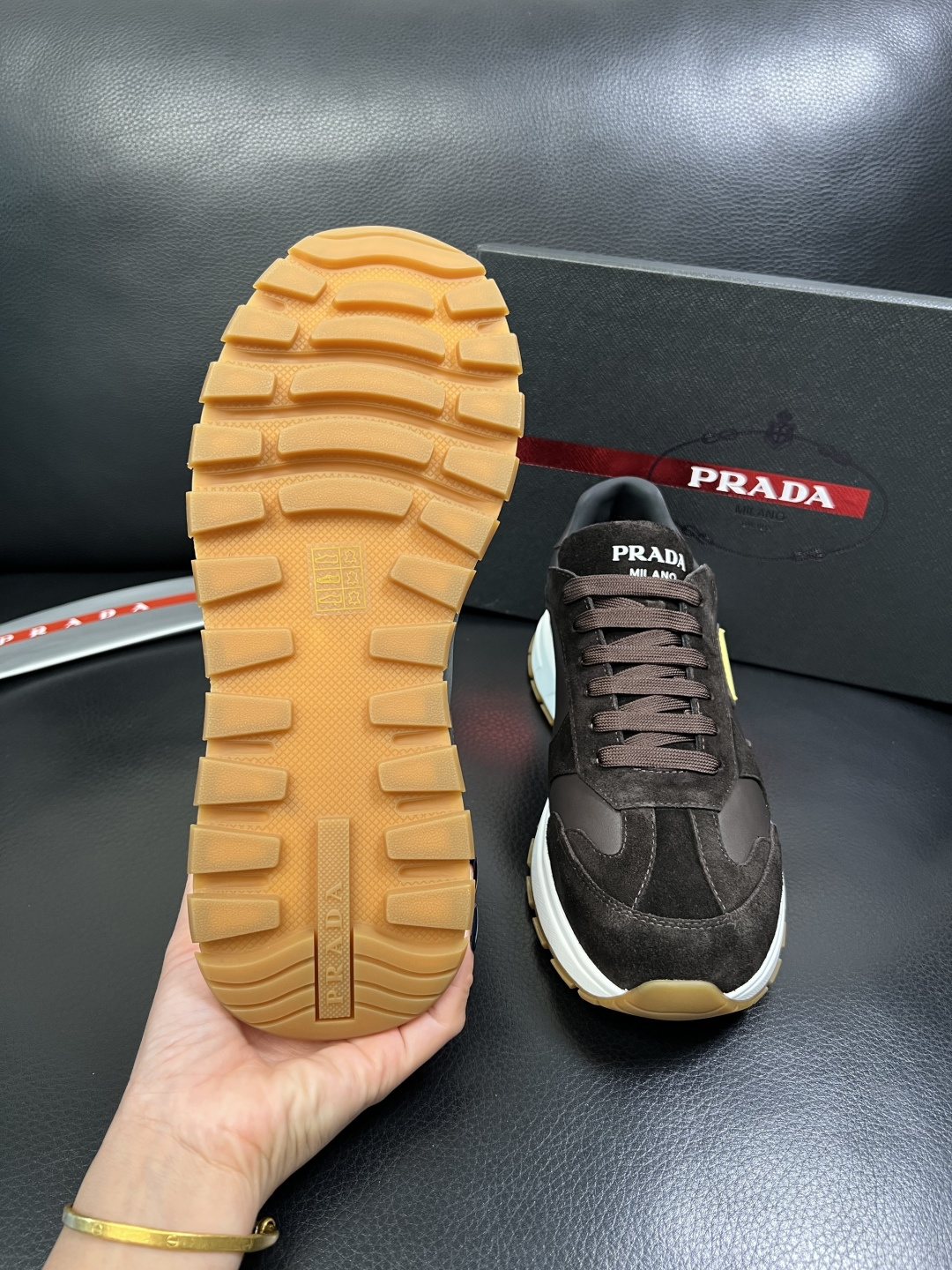 Prada 顶级工艺品，普拉达 专柜同步，原厂配置意大利进口牛皮面料，进口牛皮内里垫，透气舒适，鞋底：原