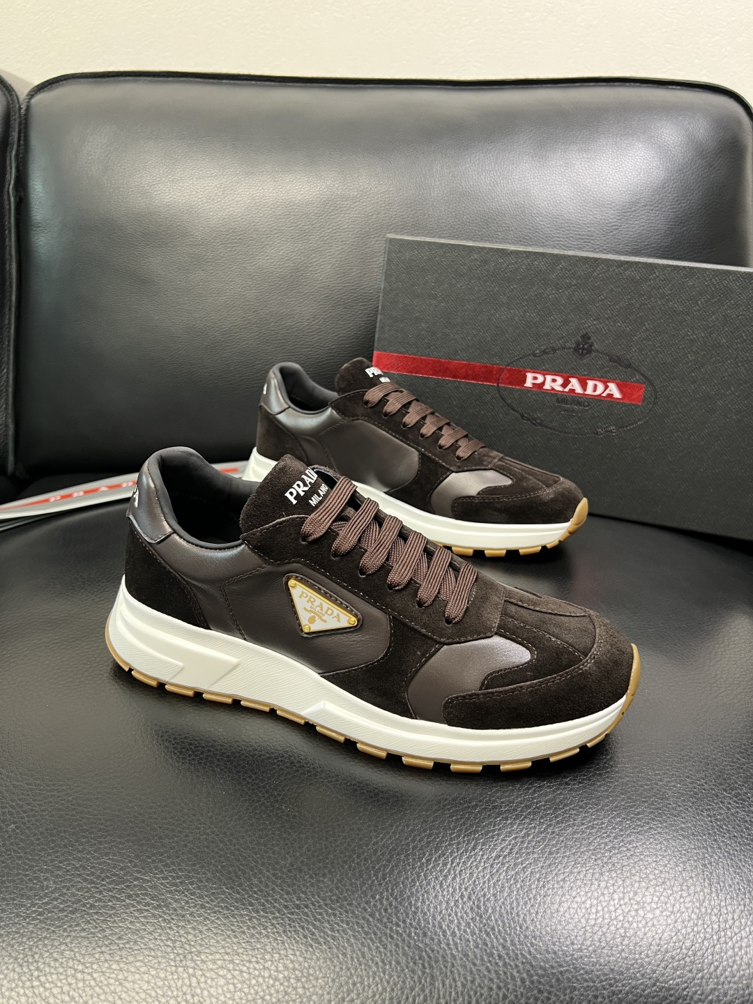 Prada 顶级工艺品，普拉达 专柜同步，原厂配置意大利进口牛皮面料，进口牛皮内里垫，透气舒适，鞋底：原
