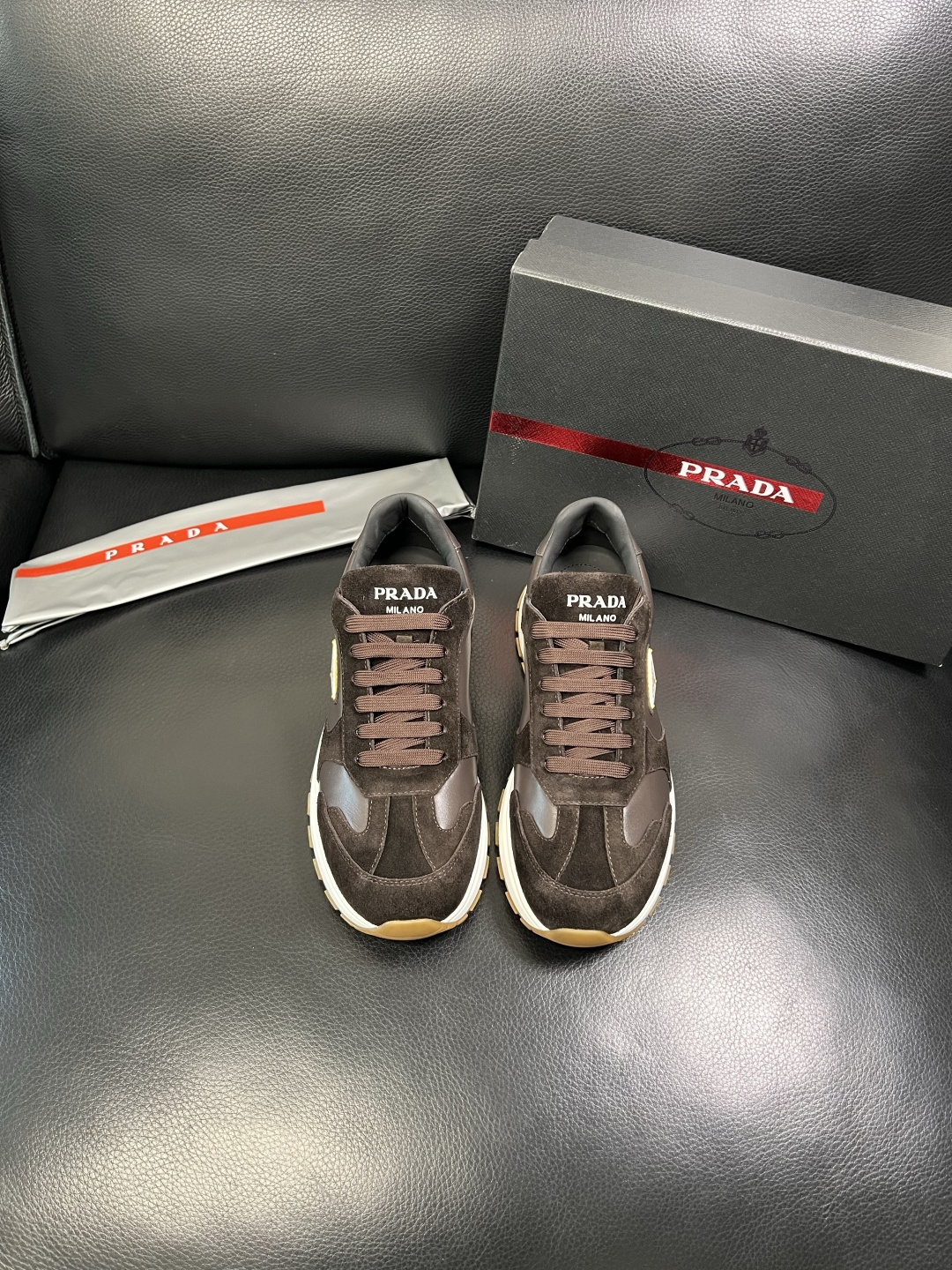 Prada 顶级工艺品，普拉达 专柜同步，原厂配置意大利进口牛皮面料，进口牛皮内里垫，透气舒适，鞋底：原