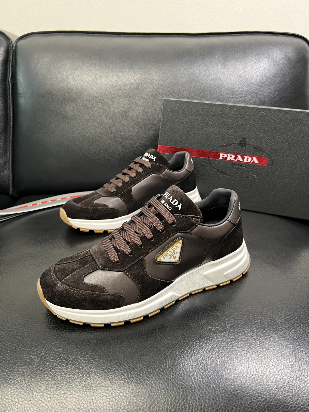 Prada 顶级工艺品，普拉达 专柜同步，原厂配置意大利进口牛皮面料，进口牛皮内里垫，透气舒适，鞋底：原