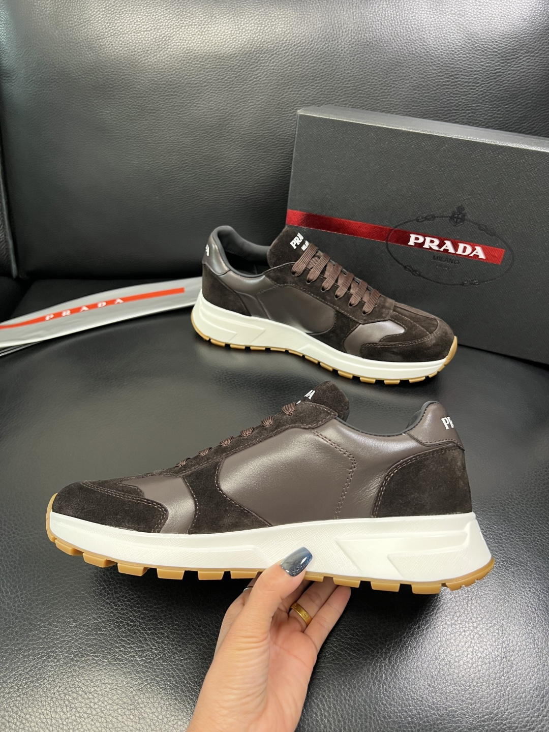 Prada 顶级工艺品，普拉达 专柜同步，原厂配置意大利进口牛皮面料，进口牛皮内里垫，透气舒适，鞋底：原