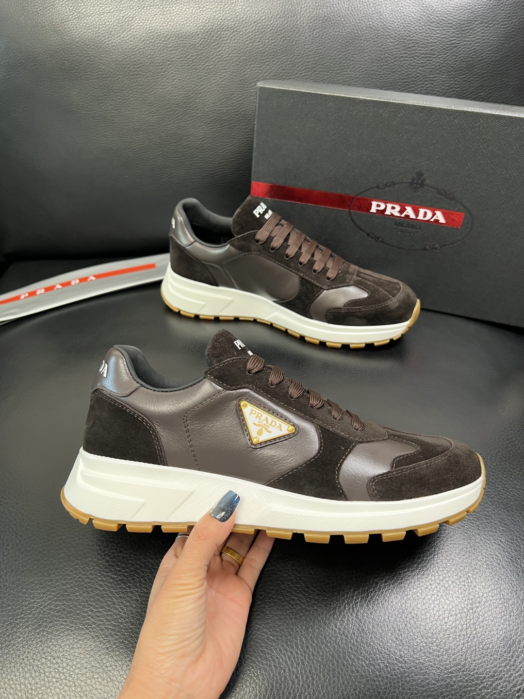 Prada 顶级工艺品，普拉达 专柜同步，原厂配置意大利进口牛皮面料，进口牛皮内里垫，透气舒适，鞋底：原