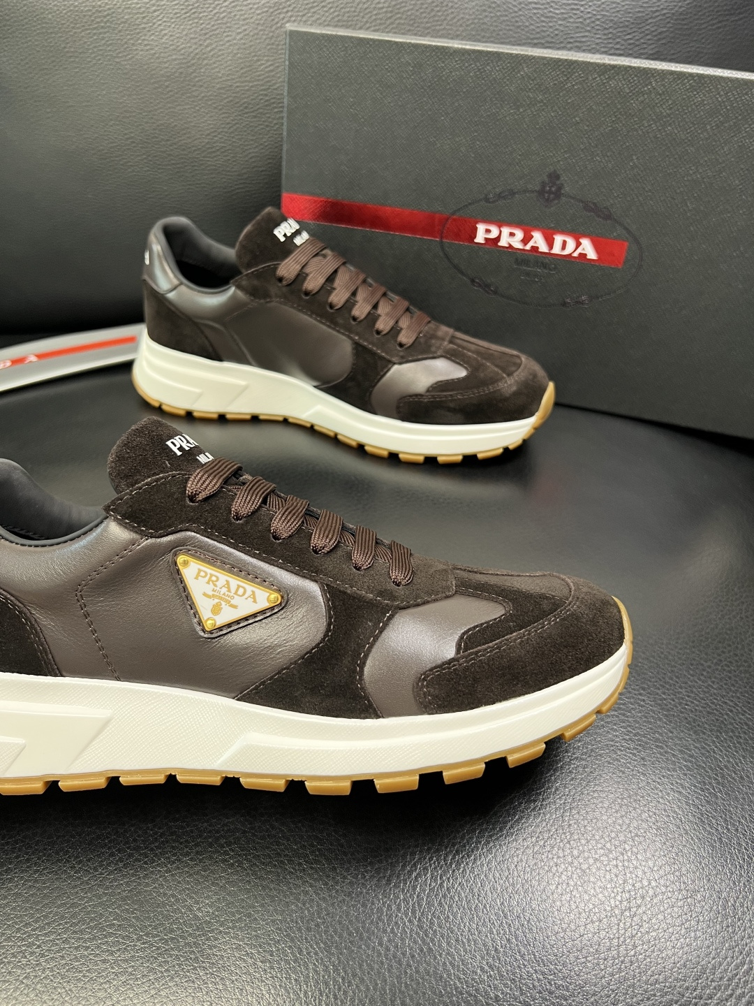Prada 顶级工艺品，普拉达 专柜同步，原厂配置意大利进口牛皮面料，进口牛皮内里垫，透气舒适，鞋底：原