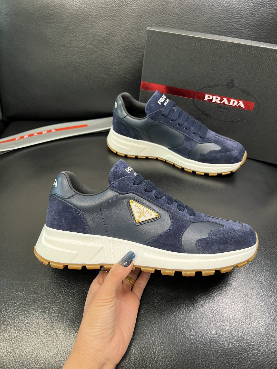 Prada 顶级工艺品，普拉达 专柜同步，原厂配置意大利进口牛皮面料，进口牛皮内里垫，透气舒适，鞋底：原