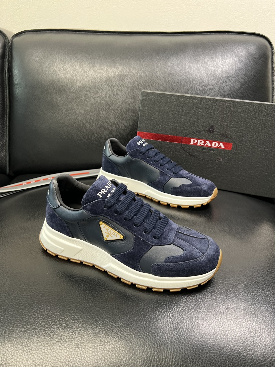 NO:575077,Prada top handicrafts, synchronized with Prada counters, original factory configuration of Italian imported cowhide fabric, imported cowhide lining, breathable and comfortable, original soles specially provided by the original factory, original factory and single goods, high quality, welcome to compare, code number 39-44 (customized 38 45),, prada, prada, cowhide19860909Prada 顶级工艺品,普拉达 专柜同步,原厂配置意大利进口牛皮面料,进口牛皮内里垫,透气舒适,鞋底原厂特供原版底,原厂跟单货 高品质 欢迎对比,码数 39-44（订做38 45）,,prada,prada,cowhide,Men's shoes