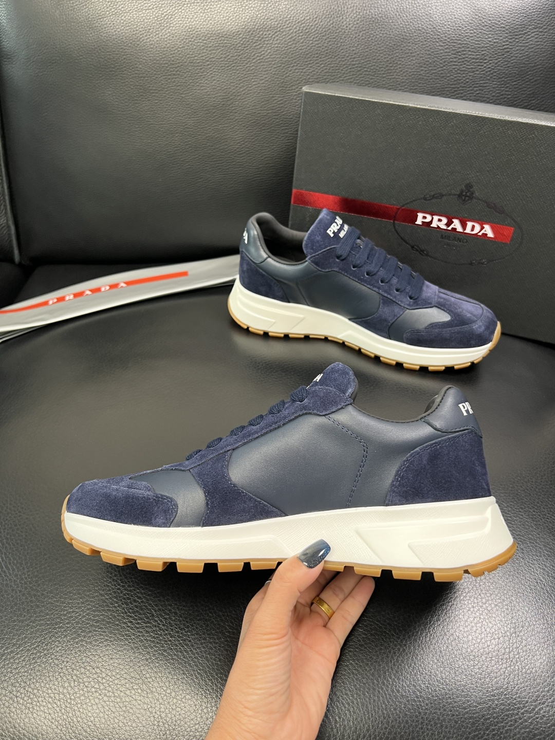 Prada 顶级工艺品，普拉达 专柜同步，原厂配置意大利进口牛皮面料，进口牛皮内里垫，透气舒适，鞋底：原