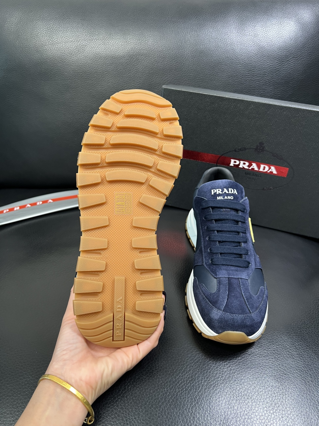 Prada 顶级工艺品，普拉达 专柜同步，原厂配置意大利进口牛皮面料，进口牛皮内里垫，透气舒适，鞋底：原