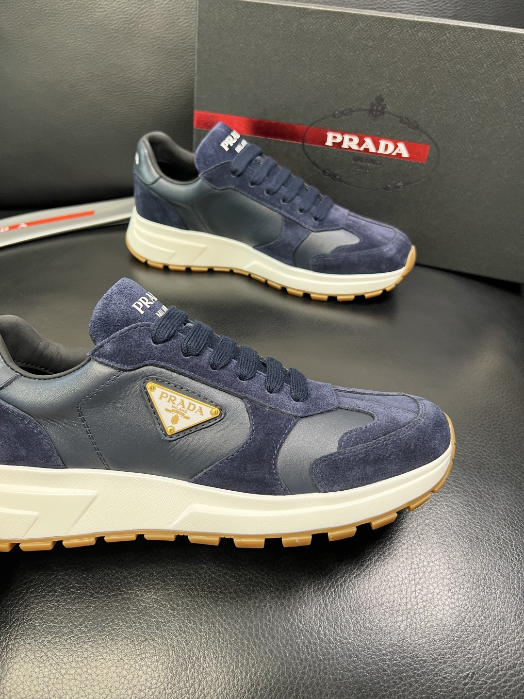 Prada 顶级工艺品，普拉达 专柜同步，原厂配置意大利进口牛皮面料，进口牛皮内里垫，透气舒适，鞋底：原