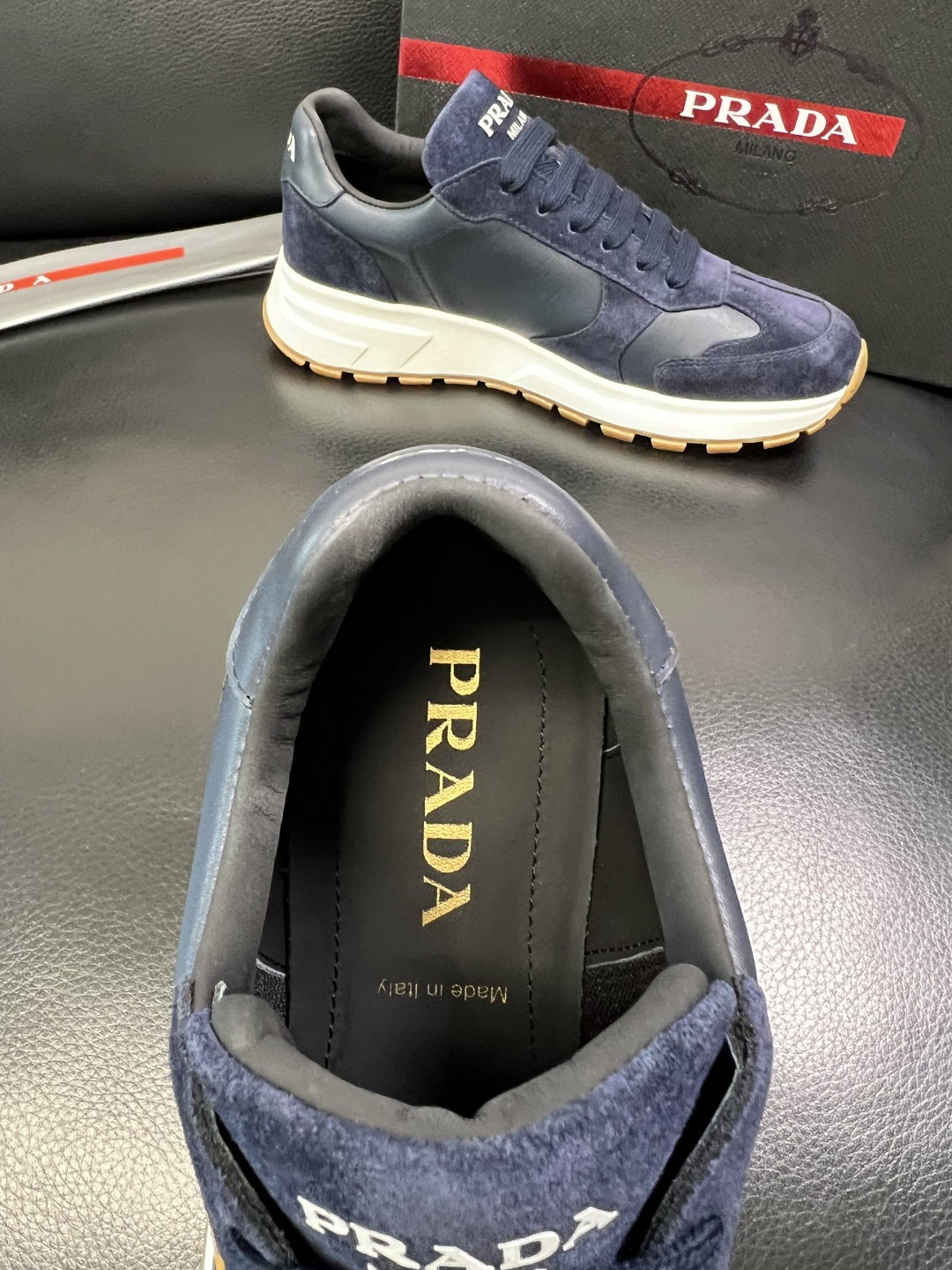 Prada 顶级工艺品，普拉达 专柜同步，原厂配置意大利进口牛皮面料，进口牛皮内里垫，透气舒适，鞋底：原