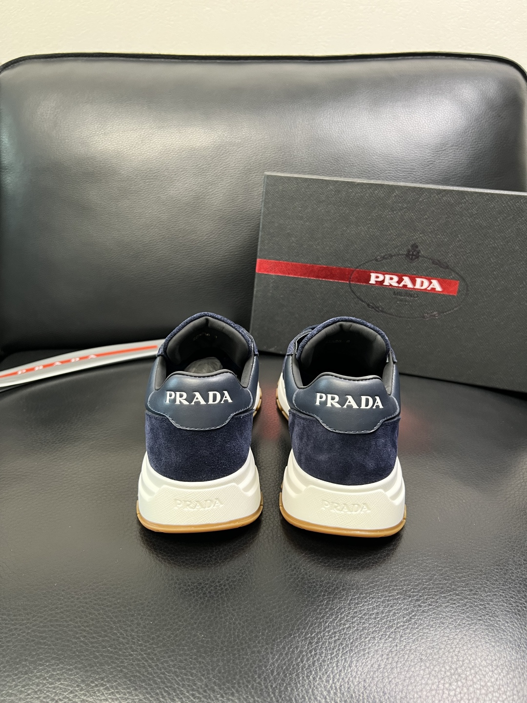 Prada 顶级工艺品，普拉达 专柜同步，原厂配置意大利进口牛皮面料，进口牛皮内里垫，透气舒适，鞋底：原