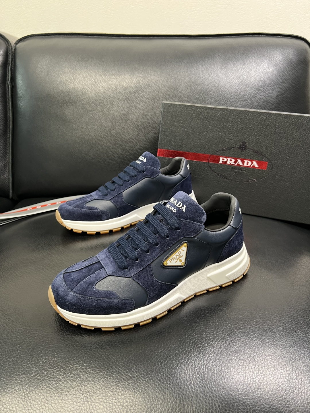 Prada 顶级工艺品，普拉达 专柜同步，原厂配置意大利进口牛皮面料，进口牛皮内里垫，透气舒适，鞋底：原