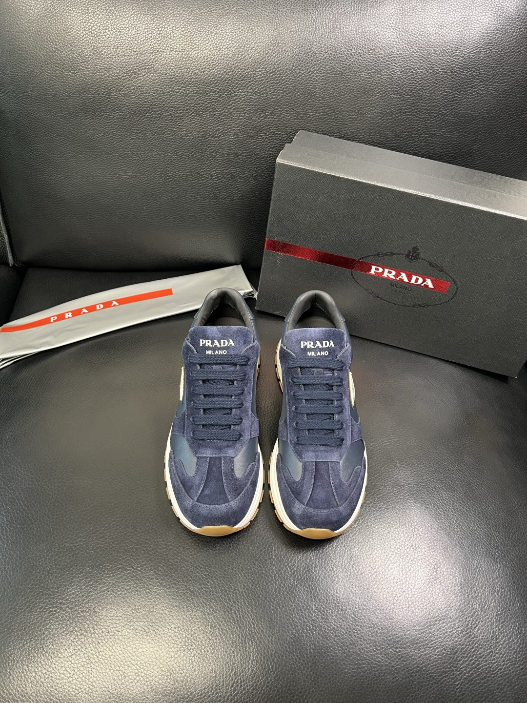 Prada 顶级工艺品，普拉达 专柜同步，原厂配置意大利进口牛皮面料，进口牛皮内里垫，透气舒适，鞋底：原