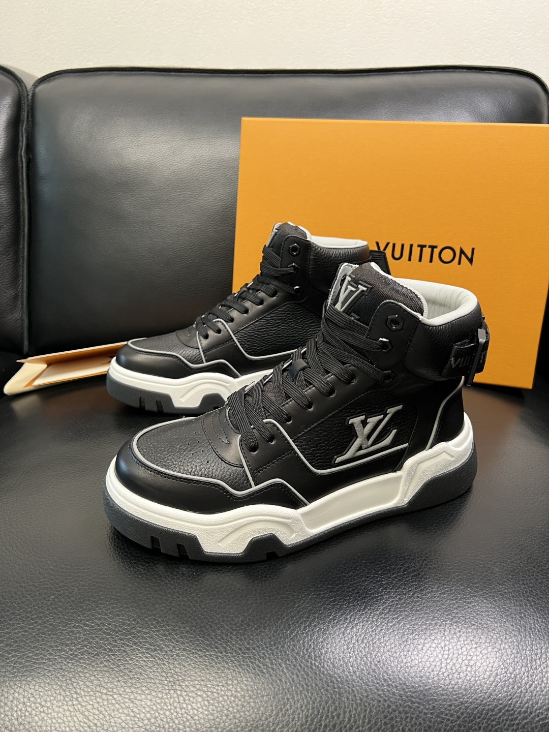 Lv 高品质 顶级工艺品 路易威登，高帮靴子专柜同步原厂配置，鞋面意大利进口，高品质拼接缤纷色彩复杂工艺